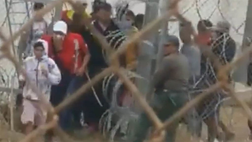 Un vídeo muestra cómo la Policía marroquí abre la valla para la entrada de inmigrantes