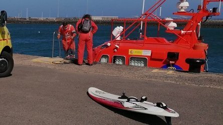 Rescatan a un joven marroquí que intentaba cruzar el Estrecho en una tabla de surf