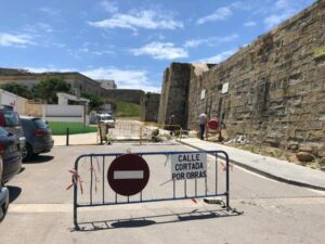 El Ayuntamiento nivela el paseo de peatones de la calle de María de Molina, frente a la guardería