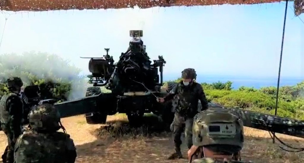 Futuros sargentos de artillería realizan un ejercicio en Tarifa