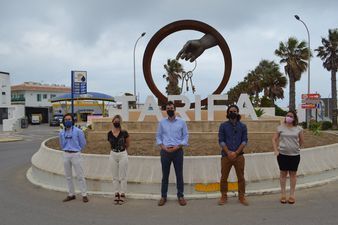 Una escultura del tarifeño Tomás Castillo preside la rotonda de una de las entradas a la ciudad