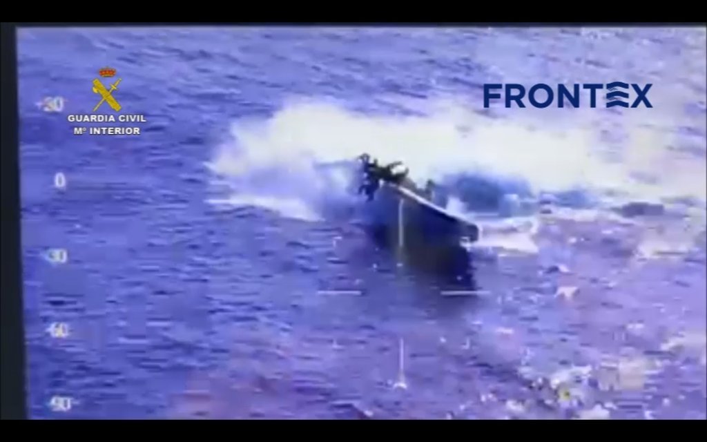 La Guardia Civil rescata a tres narcos que cayeron al mar durante una persecución en el Estrecho