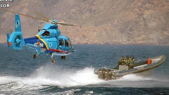 Muere un funcionario de Vigilancia Aduanera tras estrellarse en el mar el helicóptero en el que iba