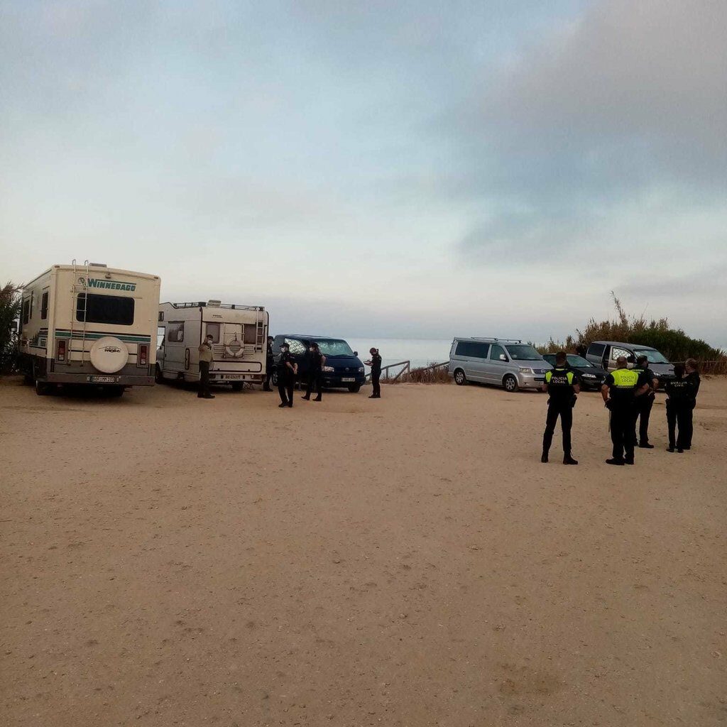 Levantan 120 actas por acampada ilegal en Los Lances, Valdevaqueros y Bolonia en el fin de semana