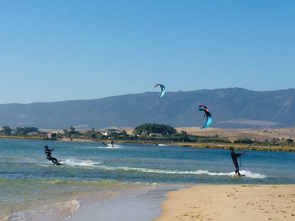 Los Verdes denuncia la práctica de kite en la laguna de Valdevaqueros, donde está prohibido