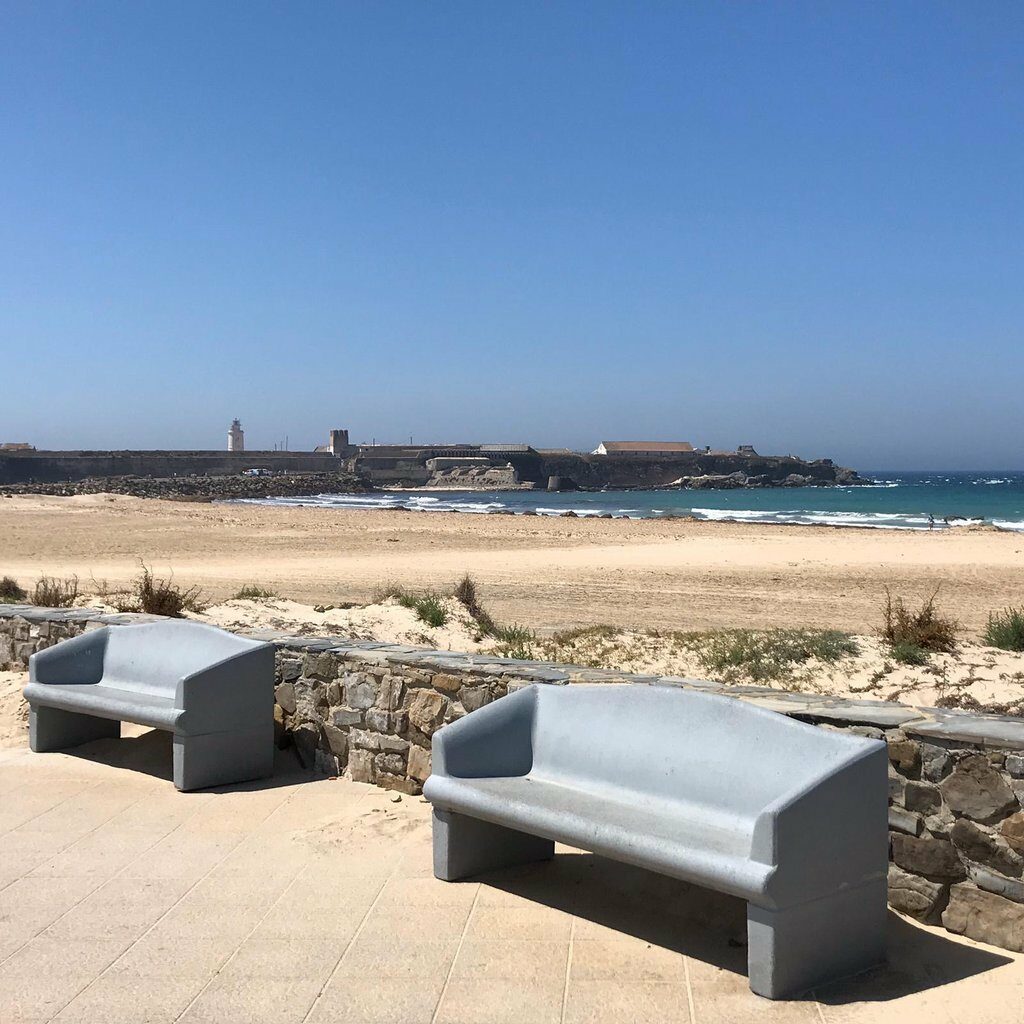 ¿Por qué los bancos del paseo marítimo no miran al mar? Por Maria Paredes