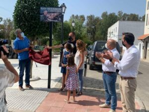 Tahivilla inaugura una nueva plaza en la que se rinde un homenaje a Julio Rendón