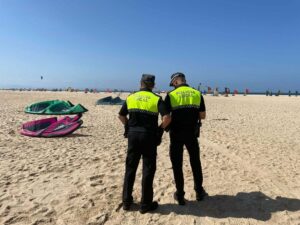La Policía Local vigila el intrusismo y la competencia desleal en las escuelas de surf