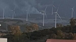 Extinguido el incendio iniciado en un aerogenerador  de Tarifa en la finca El Pedregoso