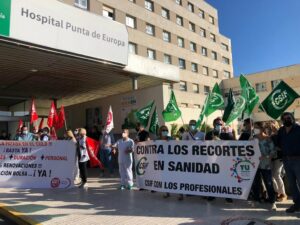 Concentración en el Hospital Punta Europa contra la reducción de 8.000 profesionales en el SAS