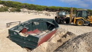 Retiran dos embarcaciones encalladas de la duna de Bolonia