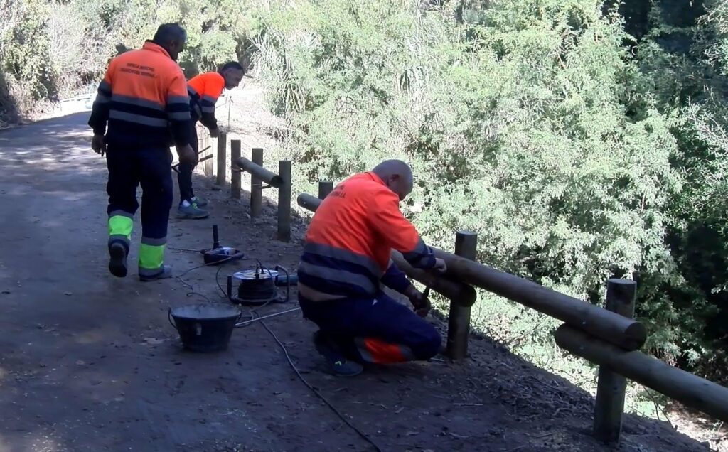 Colocan 325 metros de valla de madera en el popularmente conocido como "paseo del olivar"