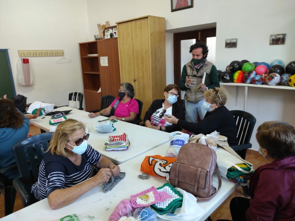 Un árbol de Navidad hecho de ganchillo.