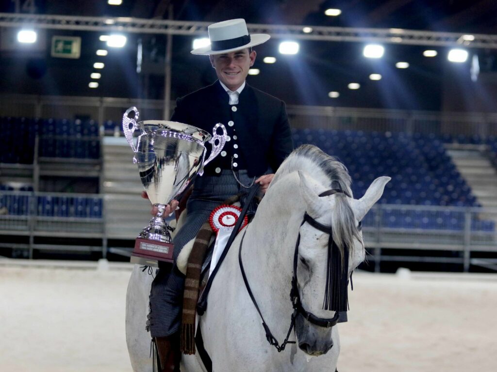 El tarifeño Luis Fernando Benítez Santander  y Luar" se han hecho con la IV Copa Maestros de la Vaquera