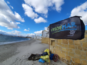 Voluntarios retiran 190 Kg de residuos de los fondos submarinos de la Bahía de Algeciras .