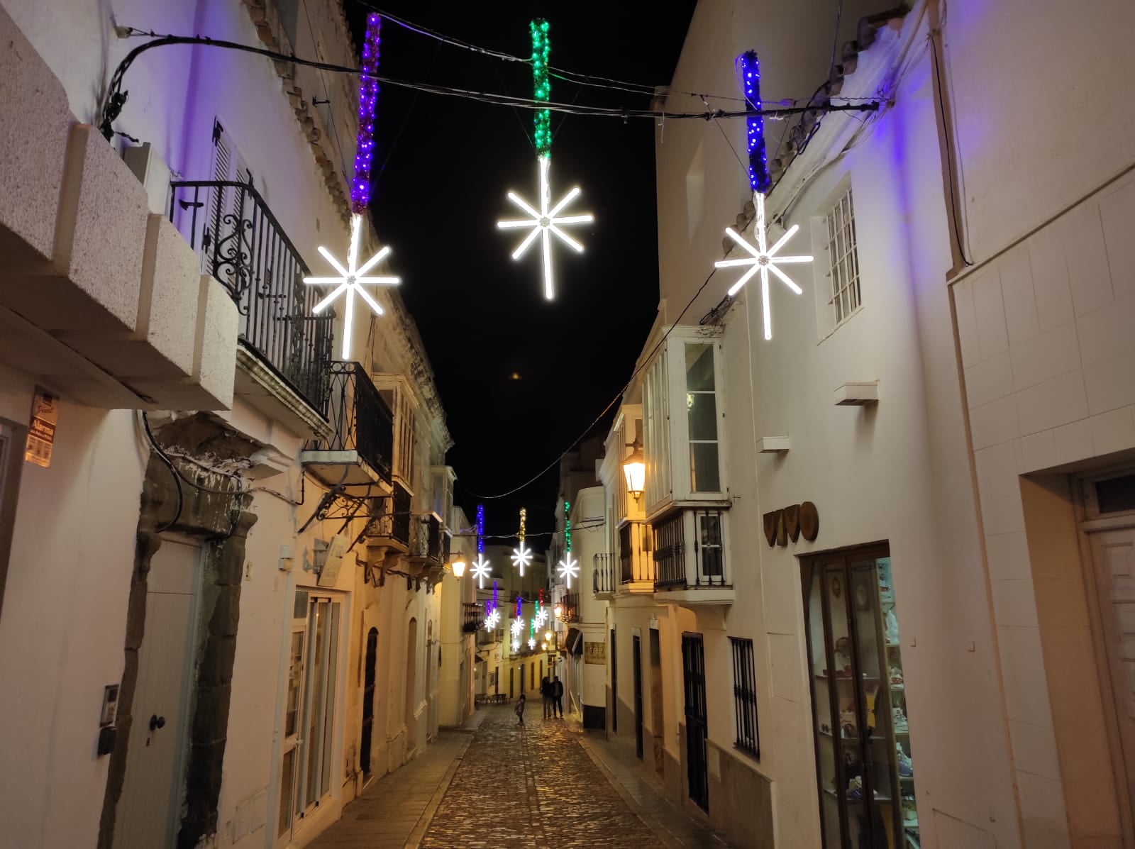 La luz de la Navidad ya ilumina las calles de Tarifa