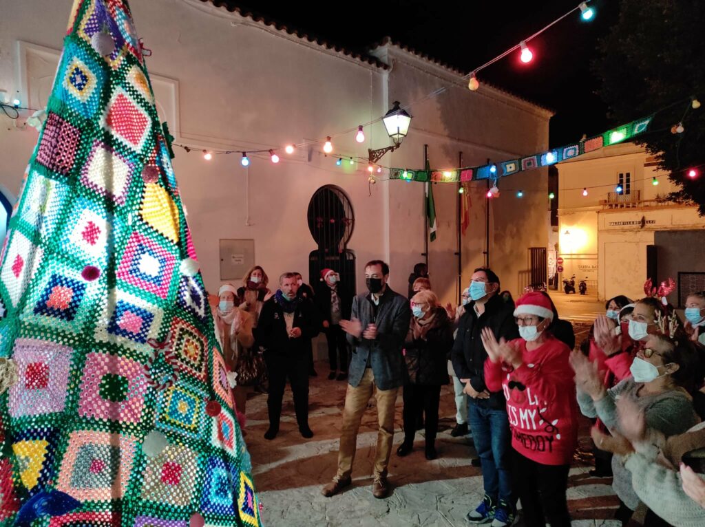El árbol de ganchillo ya ilumina el patio del Centro de Participación Activa.