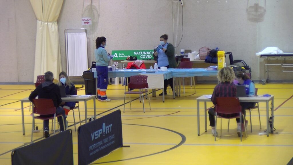 Se amplía el rango de edad en la vacunación intensiva prevista para el miércoles, 5 de enero, en el polideportivo de La Marina.
