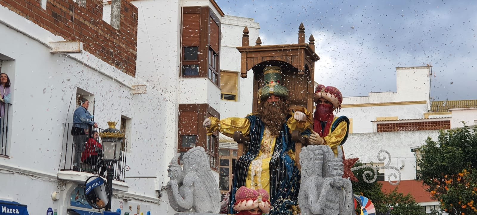 La ilusión de la Cabalgata de los Reyes Magos recorre las calles de Tarifa.