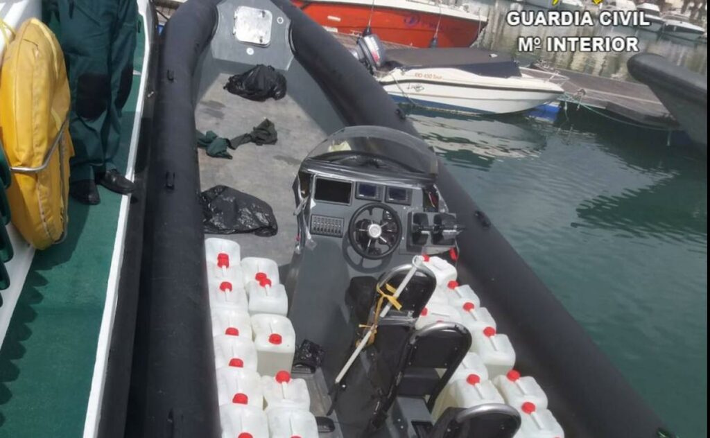 Detenidos los 4 tripulantes de una narcolancha cargada de petacas de gasolina