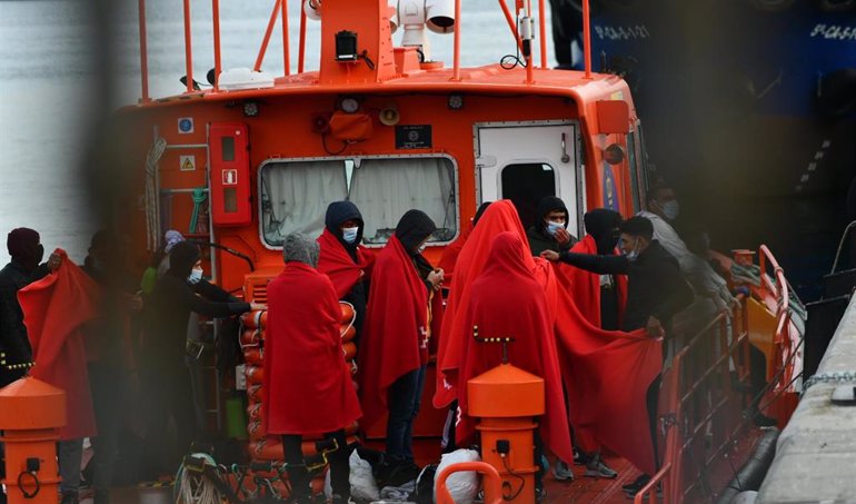 Rescatadas una docena de personas en una patera en el estrecho