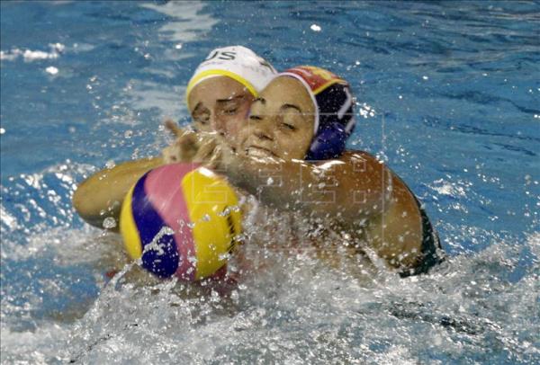 Alegría de la selección femenina española de waterpolo tras ganar la medalla de oro en los Campeonatos del Mundo de Natación. EFE