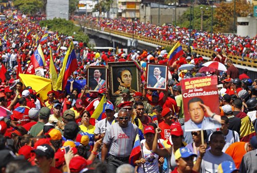 Partidarios de Hugo Chávez acompañan su feretro por las calles de Caracas