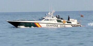 Detienen al piloto de una moto que arrojaba inmigrantes al agua por la zona costera de Tarifa
