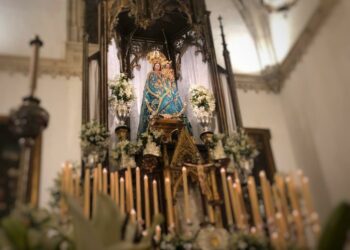 La Virgen de la Luz recibió el amor y esa luz en forma de flores. Galería de Fotos