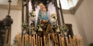 La Virgen de la Luz recibió el amor y esa luz en forma de flores. Galería de Fotos