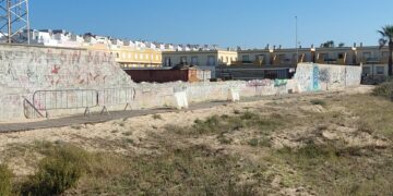Derrumban parte del muro del campo de fútbol