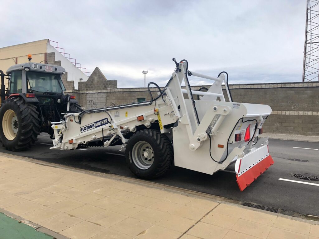 Máquina cribadora - rastrilladora. Foto del Ayuntamiento de Tarifa