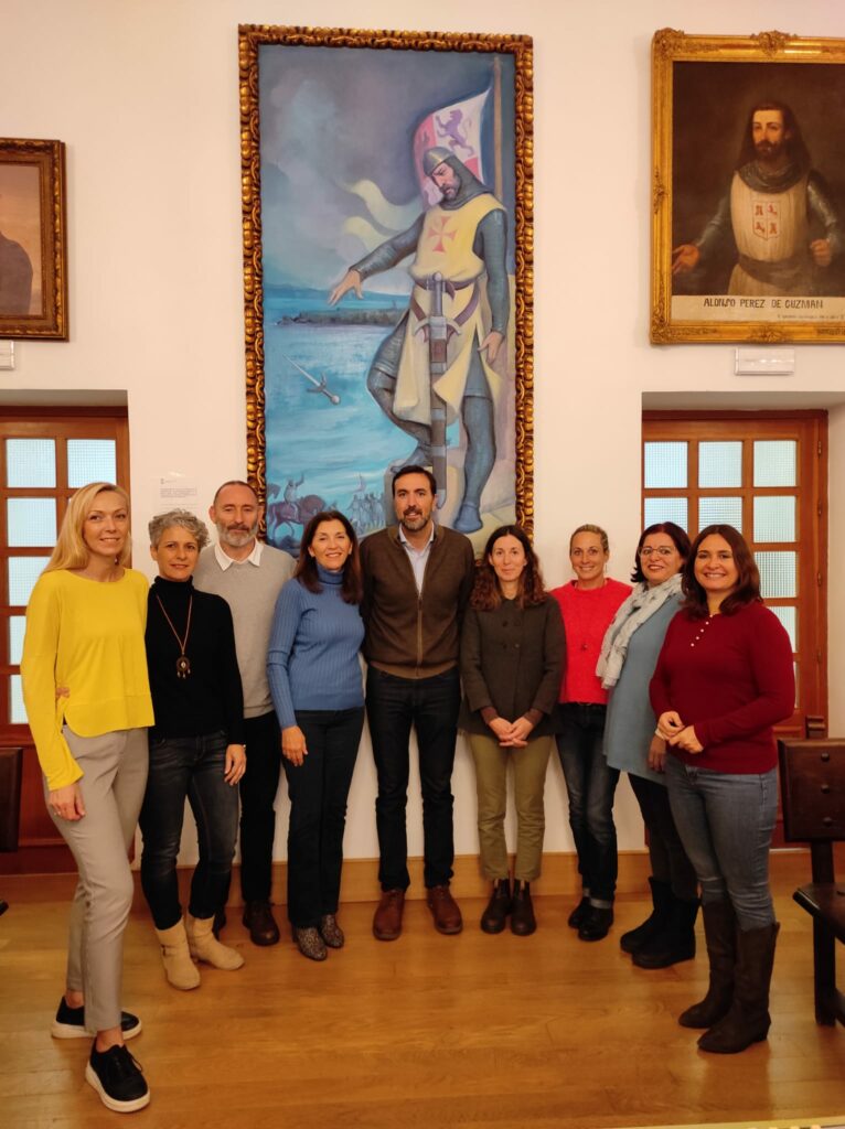 "En la imagen están Luz Pelayo, autora de Algas Luz, Cornelia Walsh, de Flor de mar, Gema Pérez, con Casi mar, Mariluz Caballero de Caminando entre algas, y Monika Ostrowska. Posan también Antonio Vegara, Josefina Riesco y los munícipes Sandra Navarro y Alcalde de Tarifa" Foto: Ayuntamiento de Tarifa