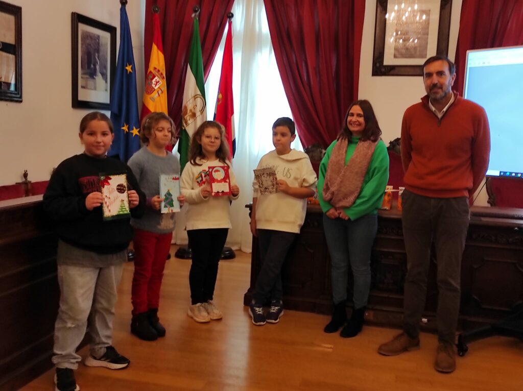 El alcalde Ruiz Giráldez junto a los escolares. Foto: Ayuntamiento de Tarifa