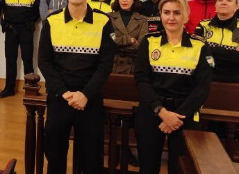 La Policía local presentó ayer a dos nuevos agentes y su nuevo escudo