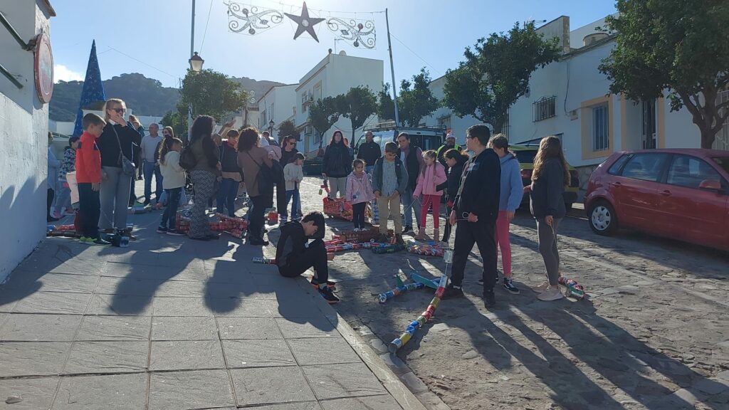 Arrastre de latas en Facinas Foto: Tarifaalminuto