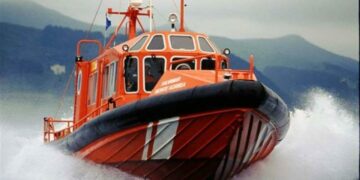 Rescatados tres menores en dos embarcaciones «de juguete» a 16 millas de Tarifa