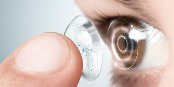 Advierten del peligro de bañarse con lentillas