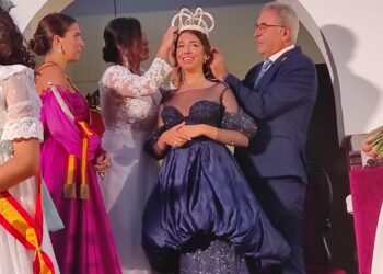 Alejandra Mesa Cerrudo, se corona como reina juvenil de unas fiestas que homenajean a los marineros