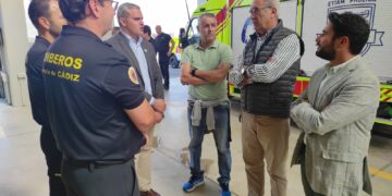 El nuevo presidente del Consorcio Provincial de Bomberos, José Ortiz Galván visita el parque de bomberos de Tarifa