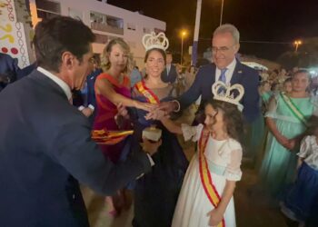 Las reinas encienden el alumbrado de su Feria