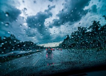 ¿Cómo actuar conduciendo con lluvia?. Te lo contamos
