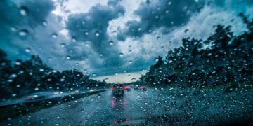 ¿Cómo actuar conduciendo con lluvia?. Te lo contamos