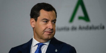 Moreno pide a Sánchez 17.800 millones para Andalucía tras su «cesión a ERC y Junts»