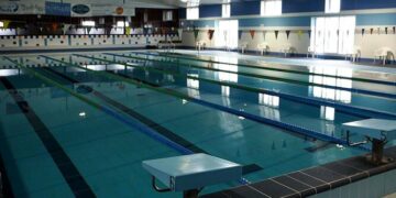 La piscina municipal de Tarifa sufre una pérdida de agua que el ayuntamiento achaca a la falta de mantenimiento