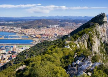 Albares cita hoy lunes a Junta, alcaldes y Mancomunidad de municipios para informar del posible acuerdo sobre Gibraltar