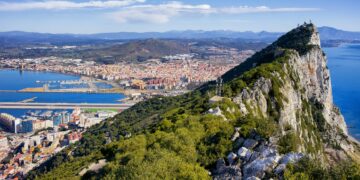 Albares cita hoy lunes a Junta, alcaldes y Mancomunidad de municipios para informar del posible acuerdo sobre Gibraltar