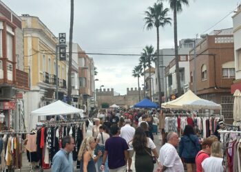 De pasillo la calle y de techo el cielo, arranca con gran afluencia el SuperOutlet de Batalla del Salado
