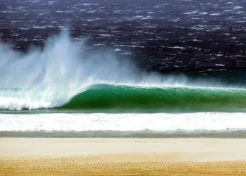 Muere un surfista en la playa de Los Lances