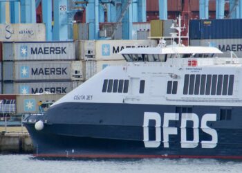 Rescatado el pasajero de una embarcación tras ser localizado en el agua en Algeciras